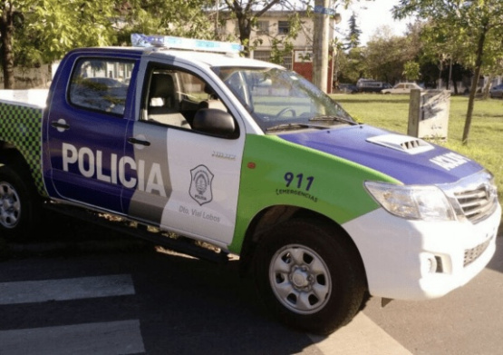 Violó la perimetral y atacó a su ex a puñaladas