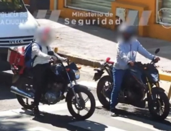 Motochorros robaron un celular y cayeron