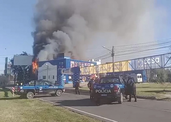 Pilar: Ardió el depósito de una gran casa de electrodomésticos, a metros de la Panamericana