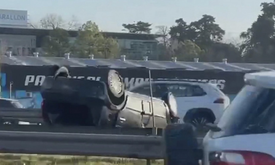 Chocó a un camión de atrás en la Panamericana y volcó su auto