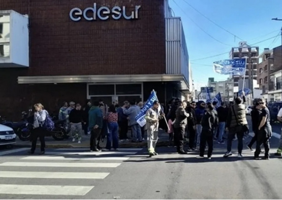 Quilmes: Protesta de trabajadores de Edesur por despidos