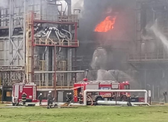 Bomberos sofocaron un incendio en la Refinería