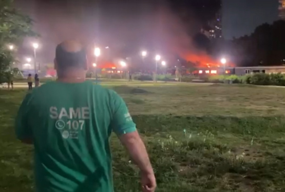 Impactante incendio y caos en Colegiales: Se quemaron cinco vagones abandonados del Tren Mitre