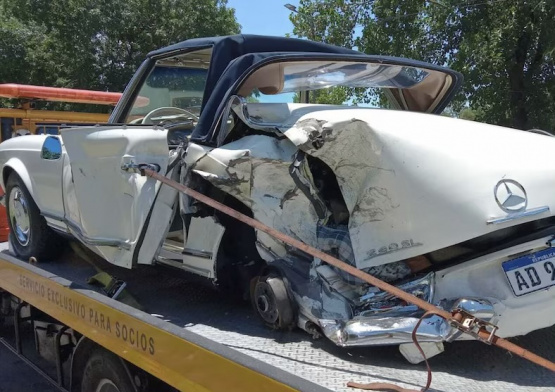 Auto valuado en 180 mil dólares perdió una rueda en Panamericana y lo chocaron: Quedó destruido