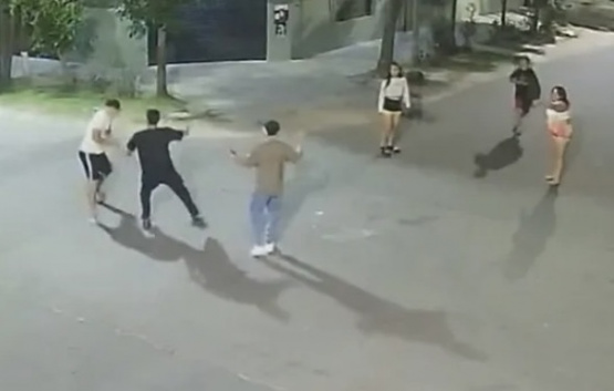 Lomas: Una brutal pelea callejera terminó con un joven desmayado