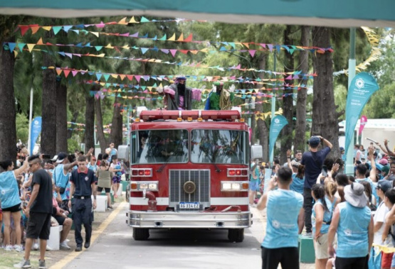 Comenzó la colonia de verano y los Reyes Magos sorprendieron a miles de chicos