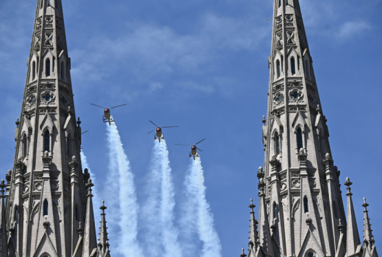 La Patrulla ASPA de España rindió un emotivo homenaje aéreo al Plus Ultra