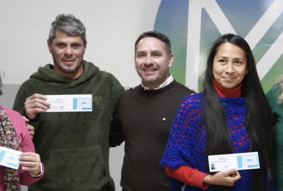 Ituzaingó: El intendente del distrito Pablo Descalzo entregó más de 130 carnets de manipulación segura de alimentos