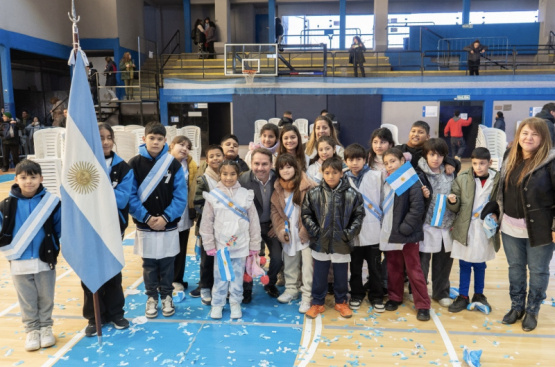 Más de 1000 estudiantes juraron lealtad a la bandera nacional en el Club Gimnasia y Esgrima